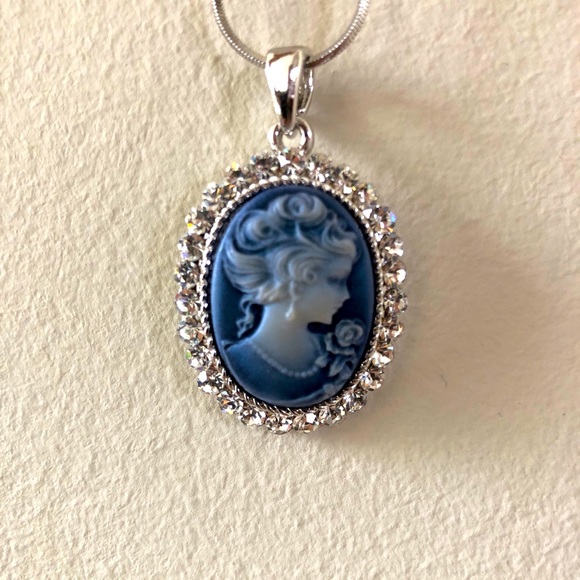 Necklace with cameo pendant - Picture 1 of 8